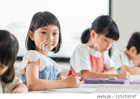 塾で勉強をする小学生。 115259247