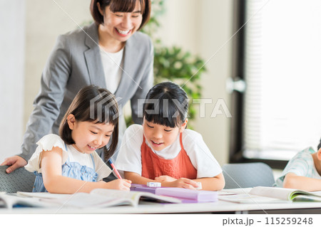 塾で勉強をする小学生。 塾で勉強をする小学生。 115259248