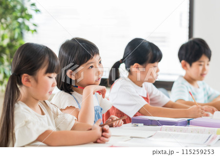 塾で勉強をする小学生。 115259253