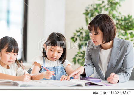 塾で勉強をする小学生。 115259254