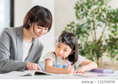 塾で勉強をする小学生。 115259256