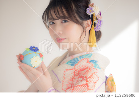 着物 総絞りの振袖を着ている女性のポートレート 着物 総絞りの振袖を着ている女性のポートレート 115259600