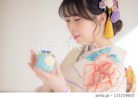 着物　総絞りの振袖を着ている女性のポートレート 115259603