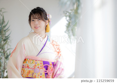着物　総絞りの振袖を着ている女性のポートレート 115259659