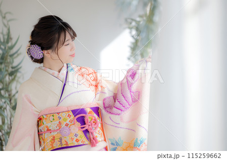 着物 総絞りの振袖を着ている女性のポートレート 着物 総絞りの振袖を着ている女性のポートレート 115259662