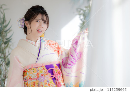 着物　総絞りの振袖を着ている女性のポートレート 115259665