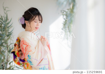 着物　総絞りの振袖を着ている女性のポートレート 115259691