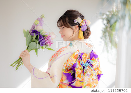 着物　総絞りの振袖を着ている女性のポートレート 115259702