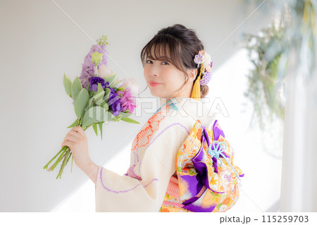着物　総絞りの振袖を着ている女性のポートレート 115259703