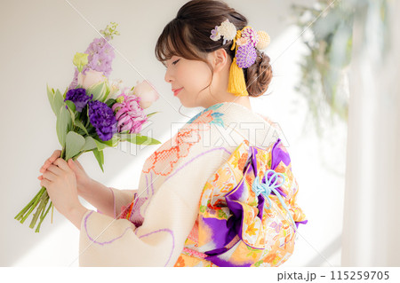 着物 総絞りの振袖を着ている女性のポートレート 着物 総絞りの振袖を着ている女性のポートレート 115259705