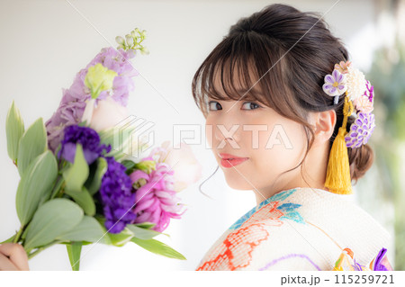 着物　総絞りの振袖を着ている女性のポートレート 115259721