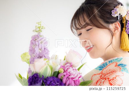 着物　総絞りの振袖を着ている女性のポートレート 115259725