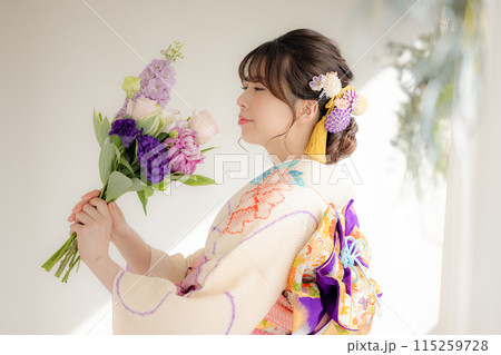 着物 総絞りの振袖を着ている女性のポートレート 着物 総絞りの振袖を着ている女性のポートレート 115259728