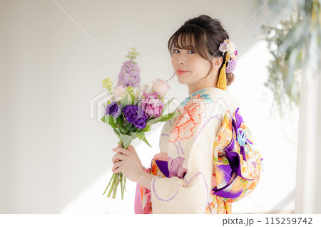 着物　総絞りの振袖を着ている女性のポートレート 115259742