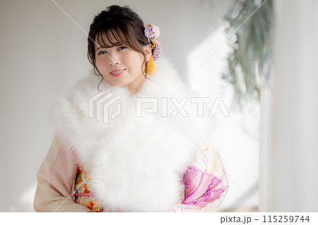着物 総絞りの振袖を着ている女性のポートレート 着物 総絞りの振袖を着ている女性のポートレート 115259744