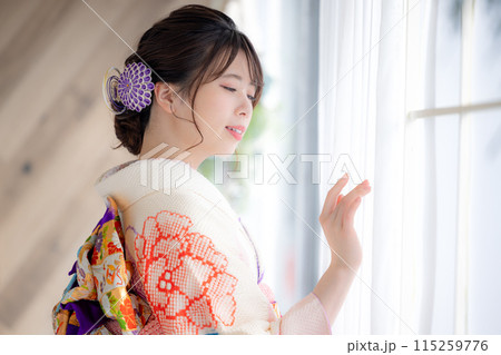 着物　総絞りの振袖を着ている女性のポートレート 115259776