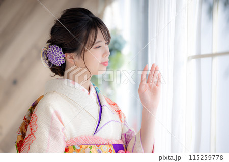 着物　総絞りの振袖を着ている女性のポートレート 115259778