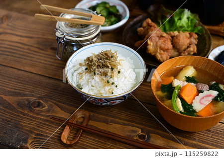 一汁二菜 鶏のから揚げと胡瓜の和え物に実山椒ちりめん 一汁二菜 鶏のから揚げと胡瓜の和え物に実山椒ちりめん 115259822