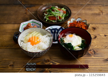 卵かけご飯定食 明太子、漬物、人参きんぴら、水菜とサーモンの和え物 115259843