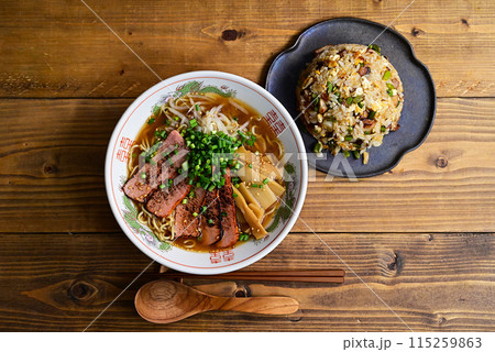 焼き豚醤油ラーメンと炒飯 115259863