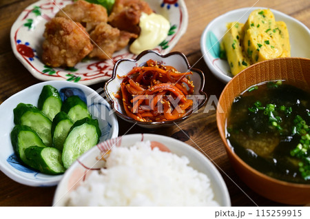 一汁三菜 唐揚げ、ニンジンきんぴら、玉子焼き 115259915