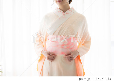 着物　着付けをしてもらっている女性 115260013