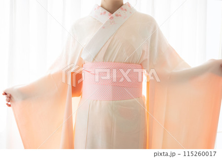 着物　着付けをしてもらっている女性 115260017