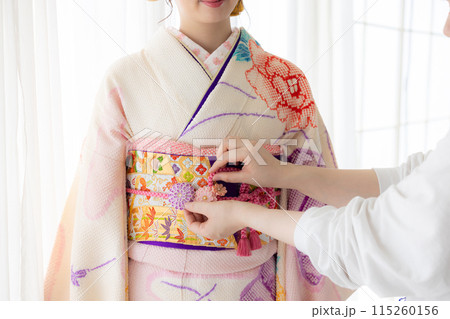 着物 着付けをしてもらっている女性 着物 着付けをしてもらっている女性 115260156