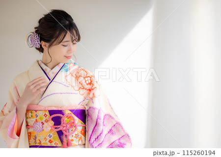 着物 総絞りの振袖を着ている女性のポートレート 着物 総絞りの振袖を着ている女性のポートレート 115260194