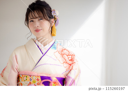 着物 総絞りの振袖を着ている女性のポートレート 着物 総絞りの振袖を着ている女性のポートレート 115260197
