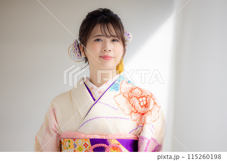 着物　総絞りの振袖を着ている女性のポートレート 115260198