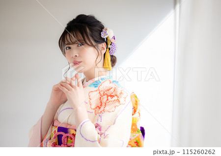 着物 総絞りの振袖を着ている女性のポートレート 着物 総絞りの振袖を着ている女性のポートレート 115260262