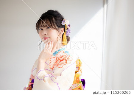 着物 総絞りの振袖を着ている女性のポートレート 着物 総絞りの振袖を着ている女性のポートレート 115260266