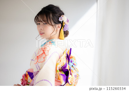 着物　総絞りの振袖を着ている女性のポートレート 115260334