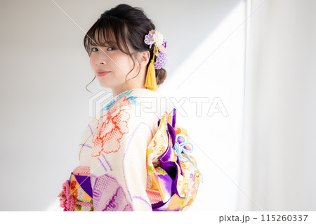 着物　総絞りの振袖を着ている女性のポートレート 115260337