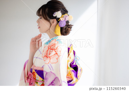 着物　総絞りの振袖を着ている女性のポートレート 115260340