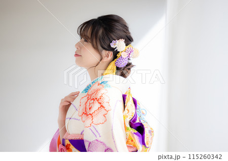 着物　総絞りの振袖を着ている女性のポートレート 115260342