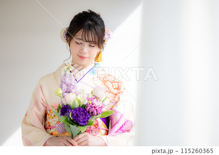 着物 総絞りの振袖を着ている女性のポートレート 着物 総絞りの振袖を着ている女性のポートレート 115260365