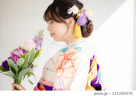 着物　総絞りの振袖を着ている女性のポートレート 115260370