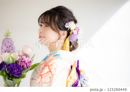 着物　総絞りの振袖を着ている女性のポートレート 115260449