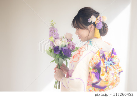 着物　総絞りの振袖を着ている女性のポートレート 115260452