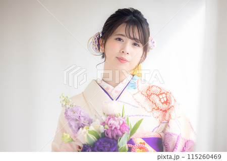着物 総絞りの振袖を着ている女性のポートレート 着物 総絞りの振袖を着ている女性のポートレート 115260469