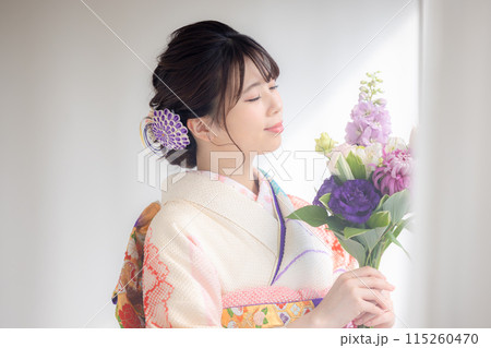 着物 総絞りの振袖を着ている女性のポートレート 着物 総絞りの振袖を着ている女性のポートレート 115260470