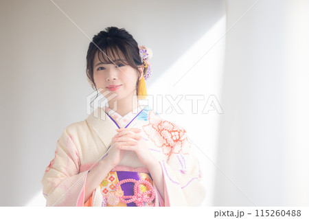 着物　総絞りの振袖を着ている女性のポートレート 115260488