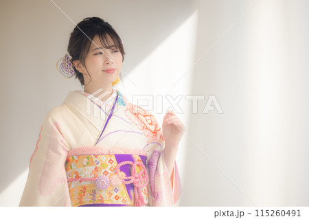 着物　総絞りの振袖を着ている女性のポートレート 115260491