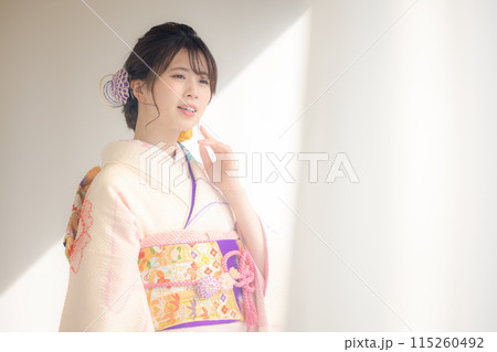 着物　総絞りの振袖を着ている女性のポートレート 115260492