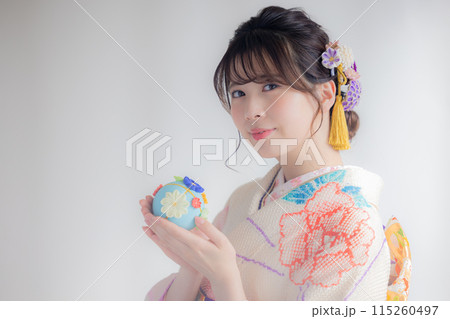 着物 総絞りの振袖を着ている女性のポートレート 着物 総絞りの振袖を着ている女性のポートレート 115260497