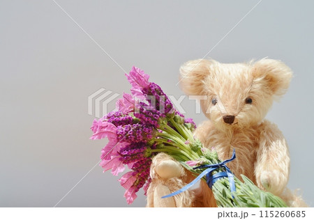 フレンチラベンダーの花束を持つテディベア　　　　 115260685