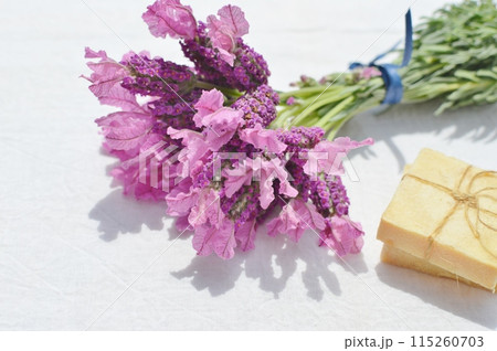布の上のフレンチラベンダーの花束と石鹸　　　　　 115260703