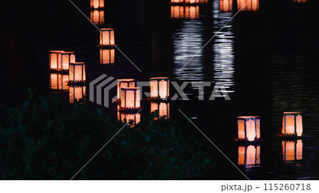 静かな夜に浮かぶ灯篭の灯り 115260718